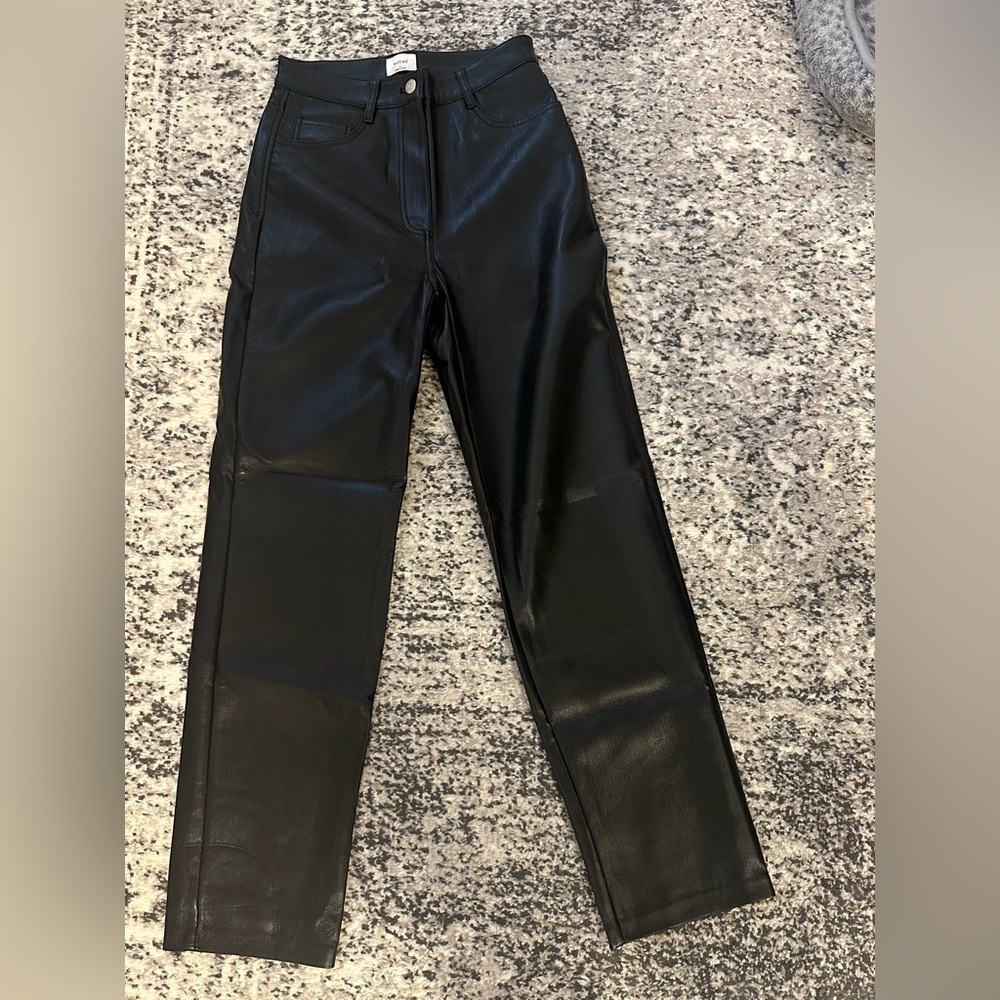 Aritiza Wilfred Black vegan leather pants size 4. They’ve never been worn
